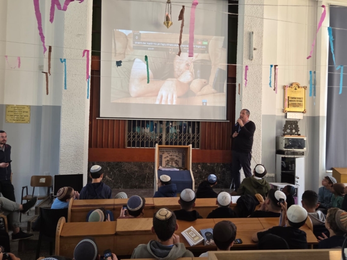 קליק בקדושא - חידון שלטים עם הנחיה חזקה