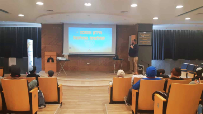 קליק בקדושא - חידון שלטים מלא אנרגיה ותוכן