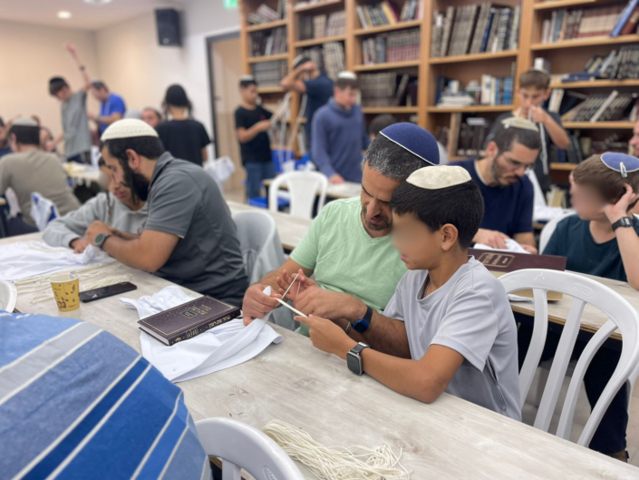 קושרים ונקשרים - אבות ובנים קושרים בעצמכם ציצית ויוצאים מאושרים