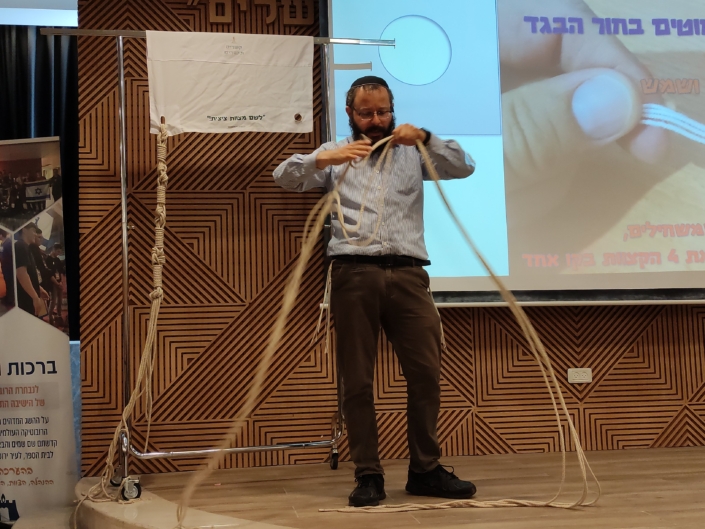 קושרים ונקשרים - סדנת קשירת ציצית