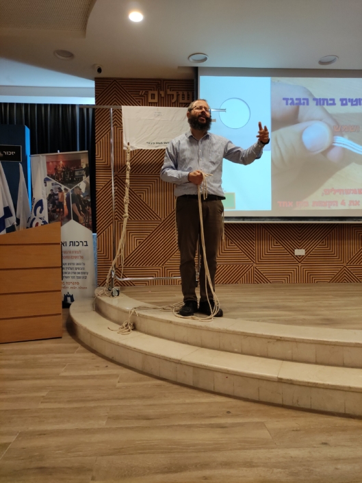 קושרים ונקשרים - סדנת קשירת ציצית