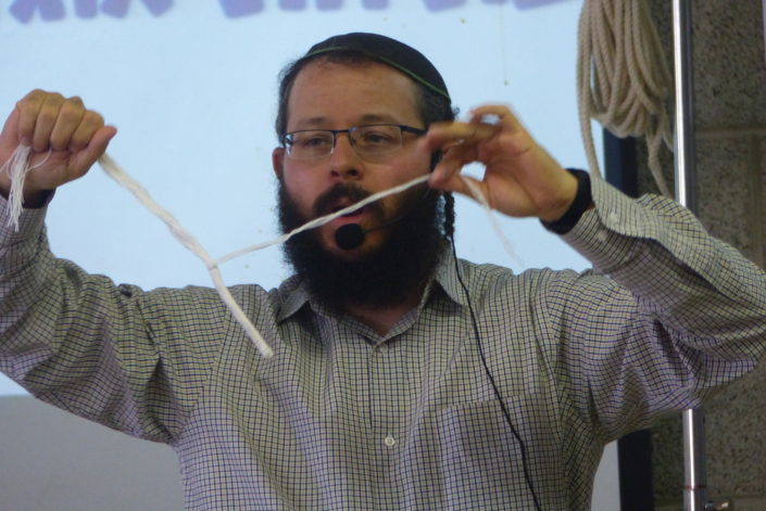קושרים ונקשרים - סדנת קשירת ציצית