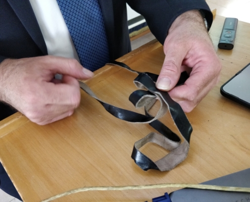 לימוד קשירת קשר תפילין