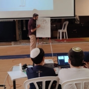 קומיקס במצוות - שילוב של הדגמה בציור ומדיה שממחישים לתלמידים כיצד מציירים קומיקס במצוות - שילוב של הדגמה בציור ומדיה שממחישים לתלמידים כיצד מציירים