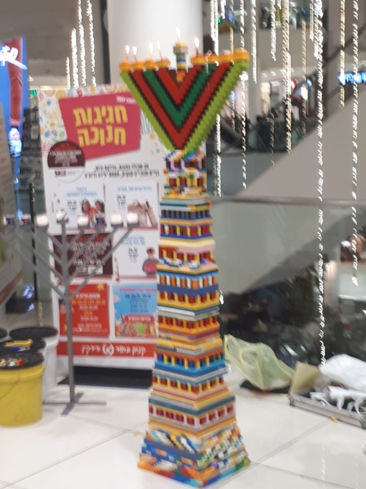 חנוכית הלגו הענקית