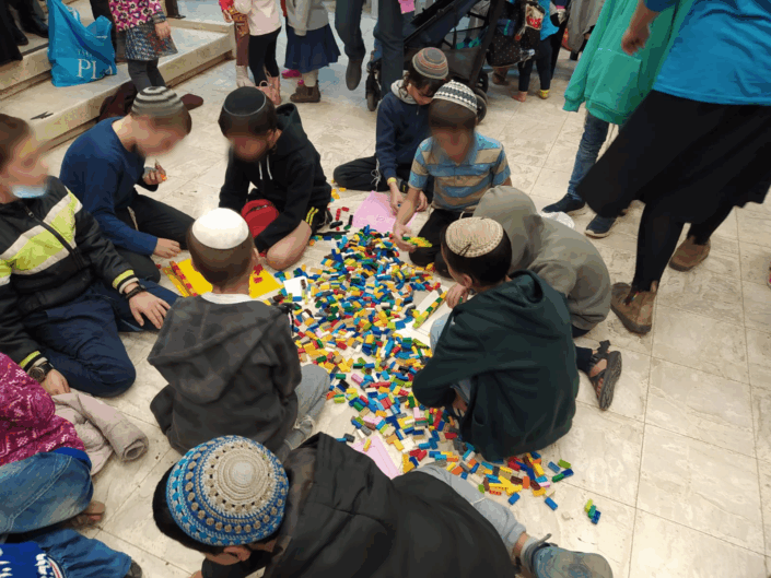 בונים את חנוכית הלגו הקהילתית
